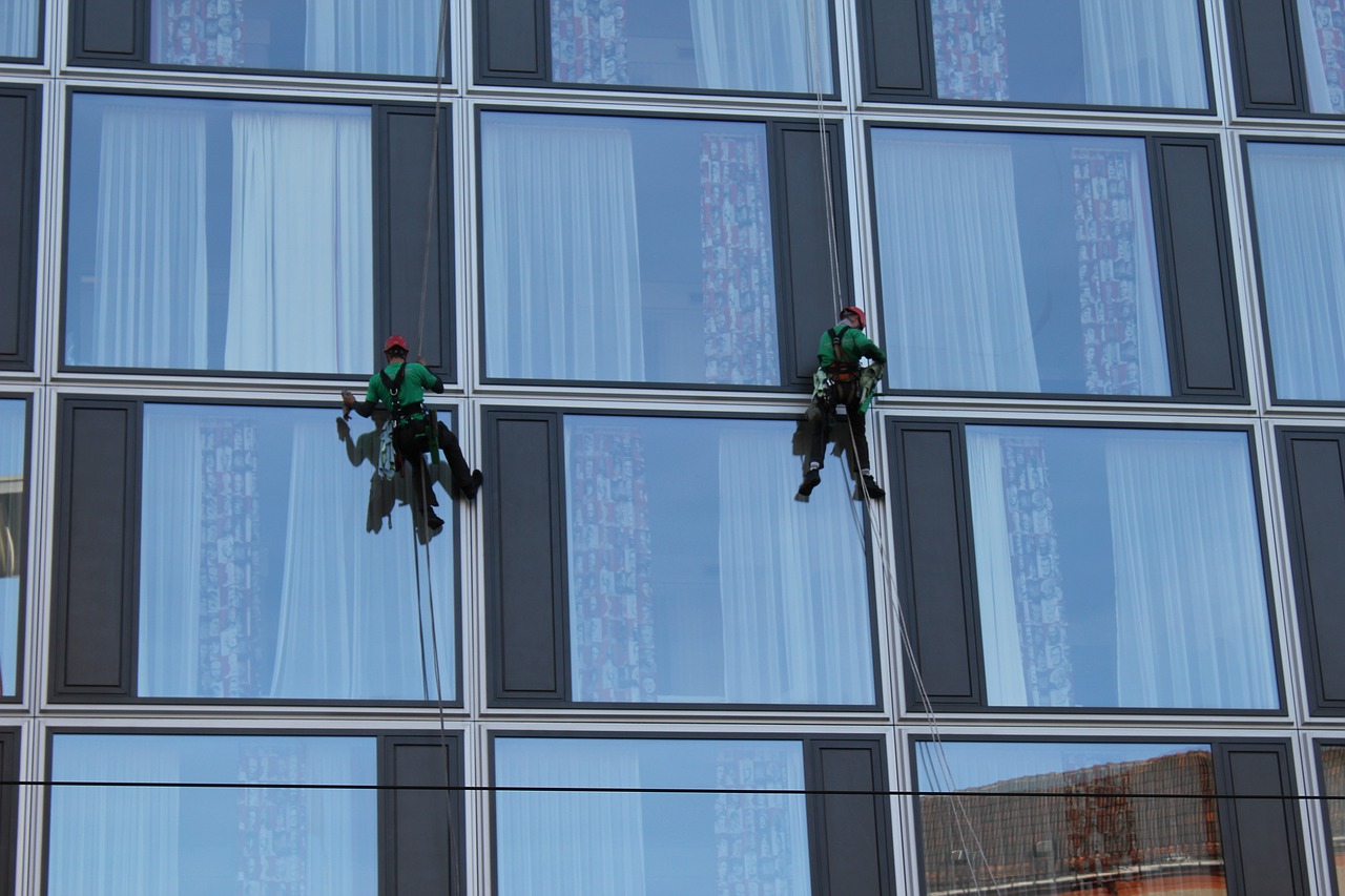 Lavage de vitres : pourquoi faire appel à des professionnels ?