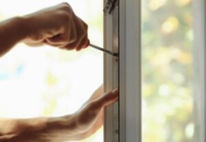 Lire la suite à propos de l’article Comment installer une fenêtre PVC coulissante en rénovation ?