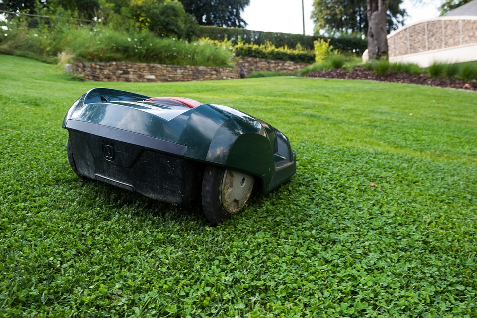 Lire la suite à propos de l’article Quel est le meilleur robot tondeuse pour l’aménagement du jardin ?